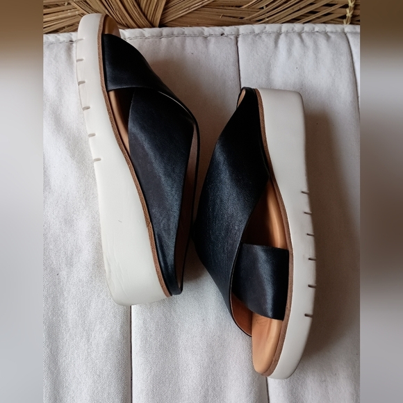 Corso Como Black Leather Cross Strap Women's Sandals_8 - Picture 7 of 7